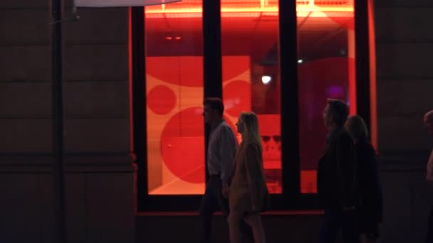 VIENNA, AUSTRIA - AUGUST 11, 2017. People walking on the street at night — Stock Video