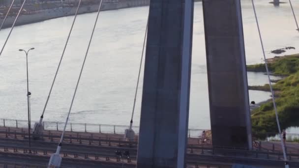 Warschau, Polen - 30. August 2017. Luftaufnahme einer Stadt guyed Brücke über den Weichsel-Fluss — Stockvideo