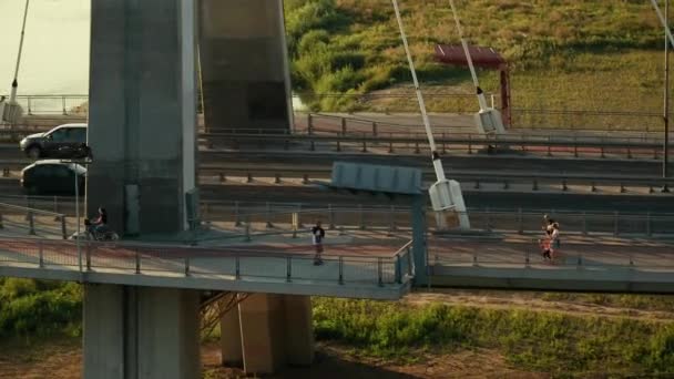 ВАРШАВА, ПОЛЬША - 30 августа 2017 года. Воздушный кадр велосипедистов, пешеходов и автомобилей, движущихся вдоль современного моста через Вислу — стоковое видео