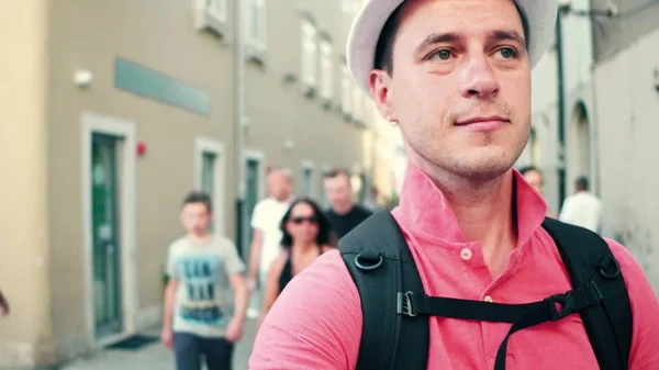 Männlicher Reisender mit Hut läuft die Touristenstraße entlang — Stockfoto
