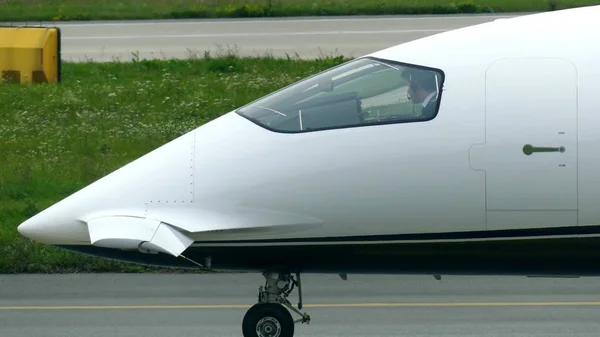 Pilotos en cabina de avión privado en el aeropuerto —  Fotos de Stock