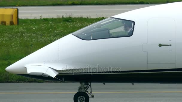 WARSAW, POLOGNE - 8 SEPTEMBRE 2017. Pilotes dans la cabine de l'avion à turbopropulseurs Piaggio P-180 Avanti à l'aéroport — Video