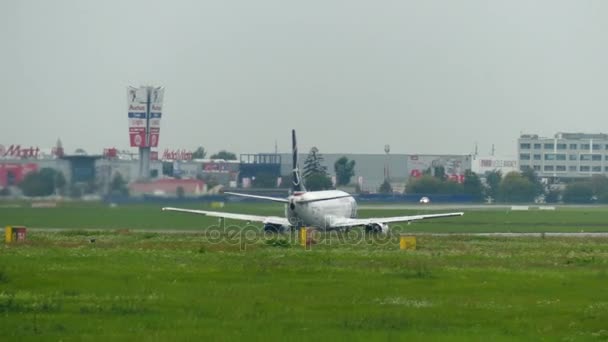 ポーランド - ワルシャワ、2017 年 9 月 8 日Lot ポーランド航空の旅客機離陸ショパン空港から — ストック動画
