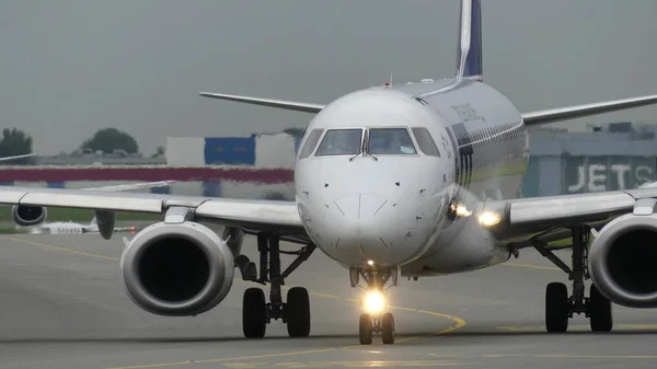 Warszawa, Polen - 8 September 2017. Lot Polish airlines kommersiella planet taxning på flygplatsen Chopin — Stockfoto