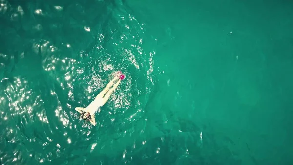 Vue aérienne du haut vers le bas d'une belle jeune femme se baignant dans la mer — Photo