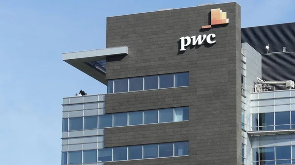 Warszawa, Polen - 8 September 2017. PricewaterhouseCoopers Pwc modern kontorsbyggnad — Stockfoto