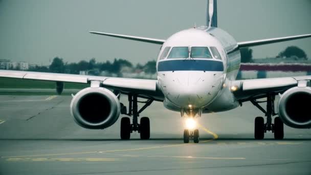 WARSAW, POLONIA - 8 de septiembre de 2017. Embraer 195 LOT Aerolíneas polacas avión comercial taxiing en el aeropuerto — Vídeos de Stock