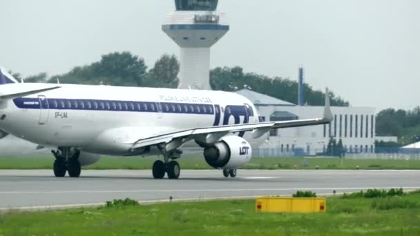 Warsaw, Polen - 8 September 2017. Embraer 195 Lot Polish airlines commerciële vliegtuig opstijgen vanaf de luchthaven — Stockvideo