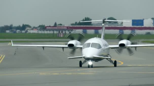 Warsaw, Polen - 8 September 2017. Piaggio P-180 Avanti turboprop vliegtuig taxiën op de internationale luchthaven van Chopin — Stockvideo