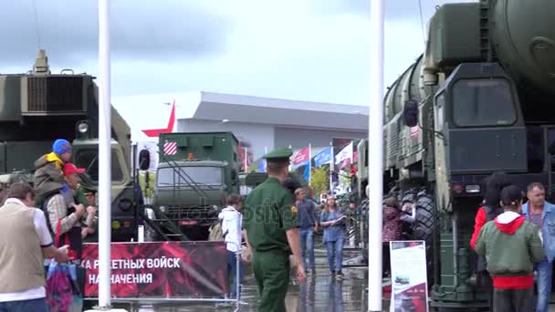 Moskou regio, Rusland - 25 augustus 2017. Russische leger mobiele launchers bij militaire park Patriot — Stockvideo