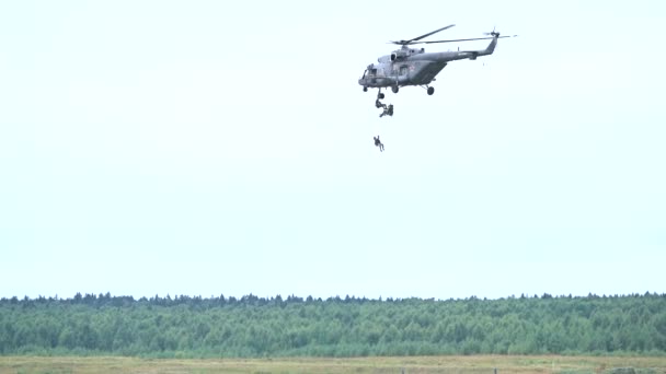 MOSCOW REGION, RÚSSIA - 25 de agosto de 2017. Filmagem em câmera lenta de oficiais da força especial russa desembarcando do helicóptero Mil Mi-8 — Vídeo de Stock