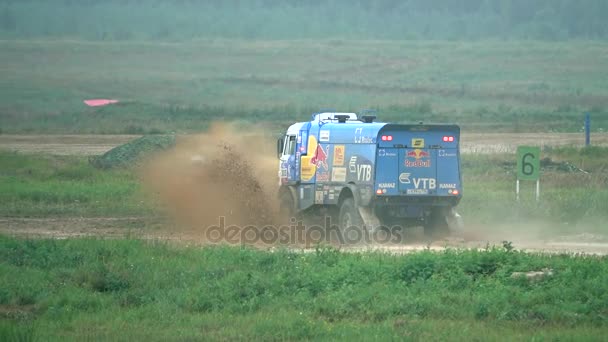 モスクワ地域、ロシア連邦 - 2017 年 8 月 25 日。汚れがロシアの Kamaz マスター ダカール ラリー チーム トラックの運転のスロー モーション ビデオ — ストック動画