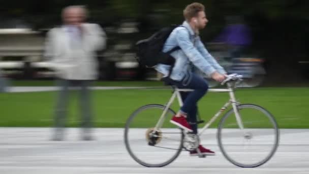 Varşova, Polonya - 14 Eylül 2017. Binme klasik şehir Herkül Bisiklet genç adam — Stok video