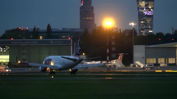 Varšava, Polsko - 14 září 2017. LOT Polish airlines komerční letadlo pojíždění na letišti v noci — Stock video