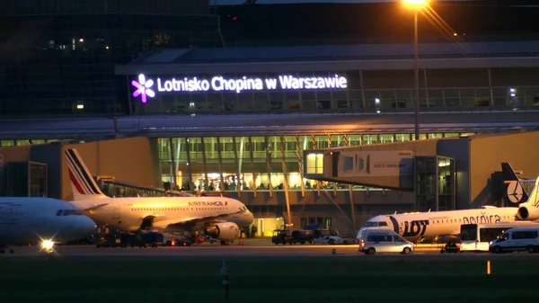 Warszawa, Polen - 14 September 2017. Kommersiella flygplan på internationella flygplatsen Chopin terminal nattetid — Stockfoto