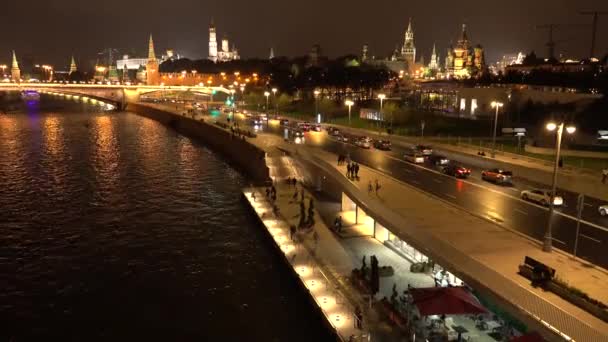 Moscow Kremlin tanggul di malam musim panas, Rusia — Stok Video