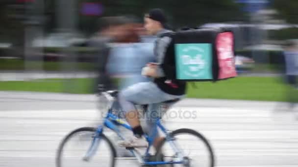 ポーランド - ワルシャワ、2017 年 9 月 14 日自転車食品配達便 — ストック動画