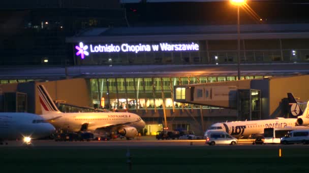 WARSAW, POLONIA - 14 SETTEMBRE 2017. Aeroplani commerciali al terminal internazionale dell'aeroporto di Chopin di notte — Video Stock