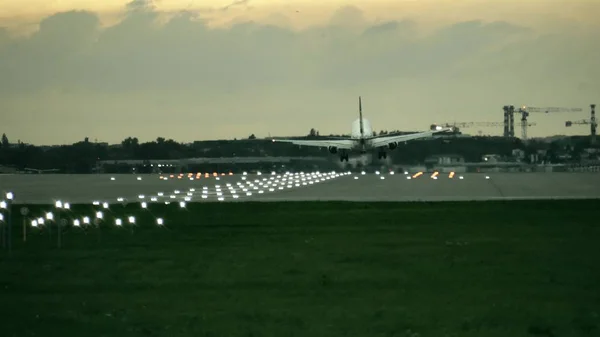 Подвійний двигун комерційний літак приземлився в аеропорту ввечері, вид ззаду — стокове фото