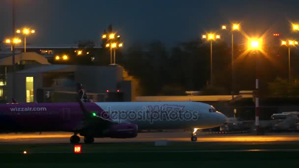 WARSAW, POLONIA - 14 de septiembre de 2017. Wizz Air avión comercial taxiing en el aeropuerto por la noche — Vídeo de stock