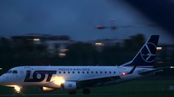 Warschau, Polen - 14. September 2017. viele polnische Fluggesellschaften umarmen erj-170std Verkehrsflugzeug Landung des Chopin Flughafen in der Nacht — Stockvideo