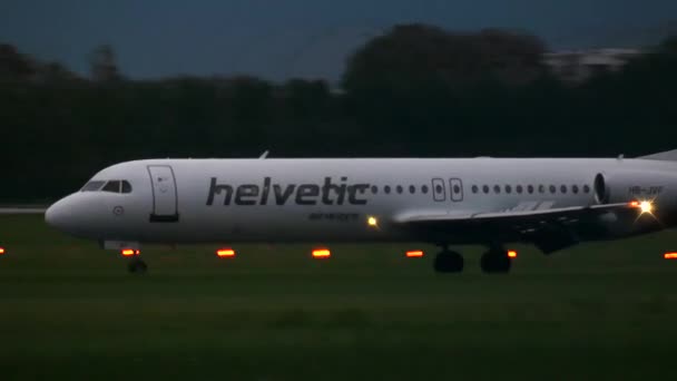 GARANTIA, POLÓNIA - 14 de setembro de 2017. Fokker 100 Helvetic Airways avião comercial pousando o aeroporto de Chopin à noite — Vídeo de Stock