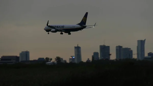 Warszawa, Polen - 14 September 2017. Ryanair kommersiella flygplan landning flygplatsen Chopin på natten — Stockfoto