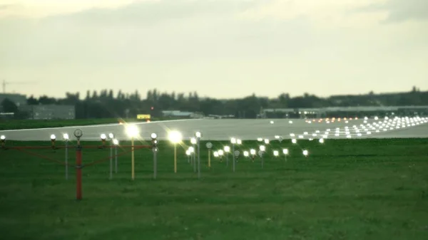 Osvětlené Letištní dráhy večer — Stock fotografie