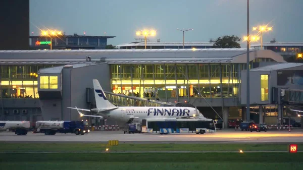Βαρσοβία, Πολωνία - 14 Σεπτεμβρίου 2017. Finnair Oyj εμπορικό αεροπλάνο που επιβιβάζονται από το Διεθνές Αεροδρόμιο Chopin τερματικό το βράδυ — Φωτογραφία Αρχείου