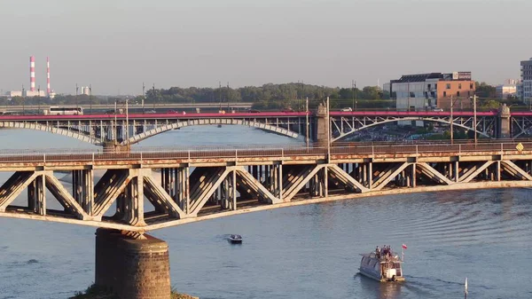 WARSAW, POLONIA - 30 de agosto de 2017. Foto aérea de un viejo puente ferroviario metálico sobre el río Vístula — Foto de Stock