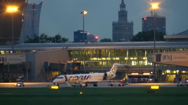 Varsó, Lengyelország - szeptember 14, 2017. Adria Airways kereskedelmi repülőgép a nemzetközi Chopin repülőtér éjjel — Stock videók