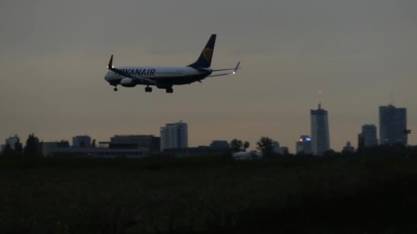 Warschau, Polen - 14. September 2017. ryanair kommerzielles Flugzeug landet den Flughafen Chopin in der Nacht — Stockvideo