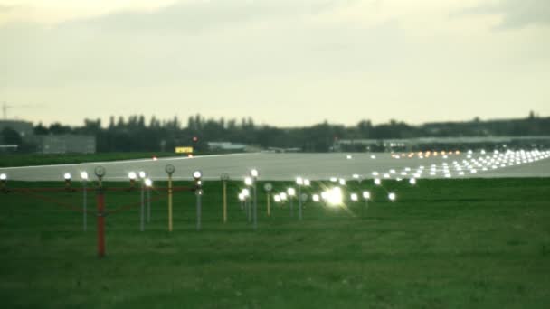 Verlichte luchthaven startbaan in de avond — Stockvideo