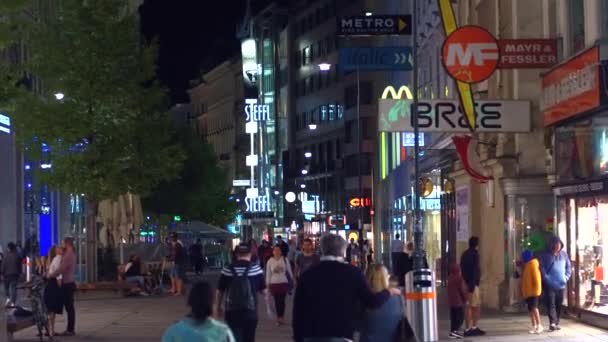 VIENNA, AUSTRIA - 11 agosto 2017. Strada pedonale la sera — Video Stock