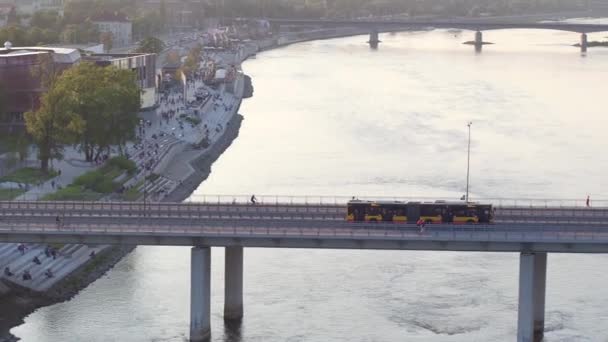 Varsó, Lengyelország - augusztus 30, 2017. A légi felvétel a városi busz mozog modern ankerkötelekkel híd a Visztula folyó a — Stock videók