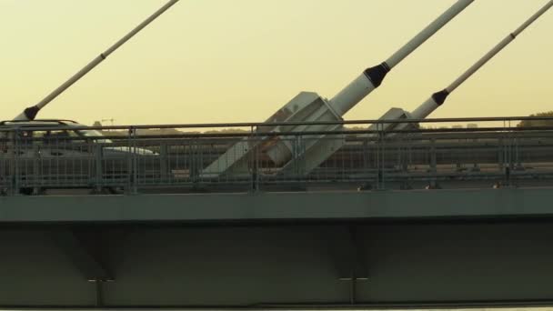 ВАРШАВА, ПОЛЬША - 30 августа 2017 года. Воздушный кадр велосипедистов, движущихся вдоль современного моста через Вислу — стоковое видео