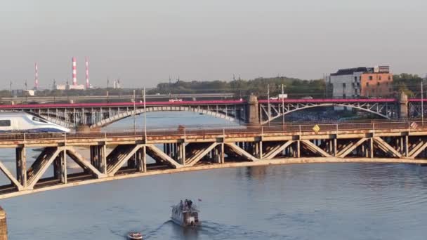 Varšava, Polsko - 30 srpna 2017. Letecký snímek moderní elektrický vlak pohybující se na železniční most přes řeku Vistula — Stock video