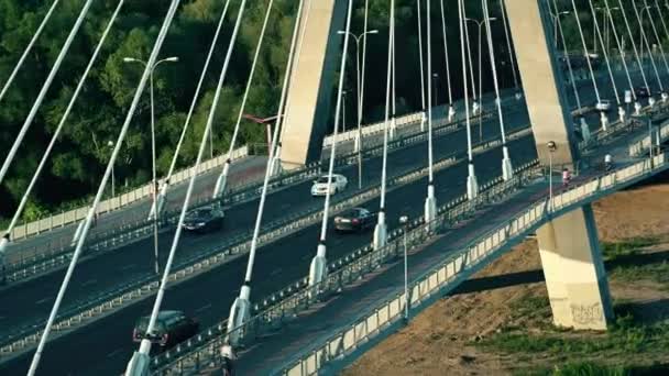 Βαρσοβία, Πολωνία - 30 Αυγούστου 2017. Κεραία βολή της κυκλοφορίας στη γέφυρα πάνω από τον ποταμό Βιστούλα Καλωδιωτών — Αρχείο Βίντεο