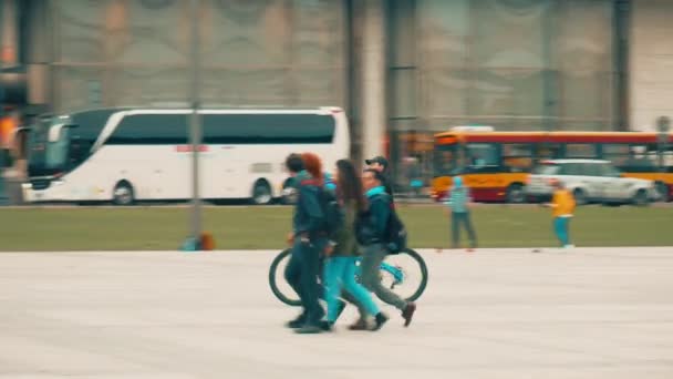 ポーランド - ワルシャワ、2017 年 9 月 14 日若者通りに乗って高価なフルサス ペンション イエティ自転車 — ストック動画