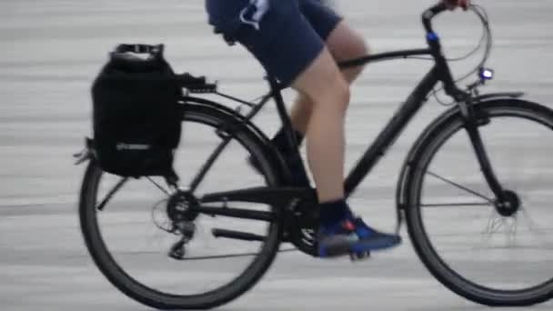 WARSAW, POLONIA - 14 de septiembre de 2017. Joven montando bicicleta clásica de la ciudad con una bolsa — Vídeo de stock