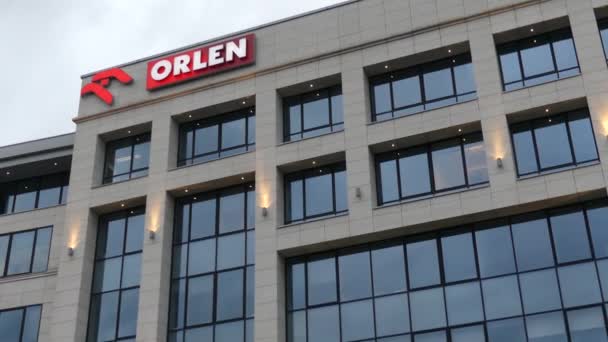 WARSAW, POLÓNIA - 8 de setembro de 2017. Edifício de escritórios da empresa de petróleo e gás Orlen — Vídeo de Stock