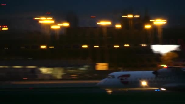 波兰华沙-2017 年 9 月 14 日。捷克航空公司 Atr 72-500 飞机在夜间降落的肖邦机场 — 图库视频影像