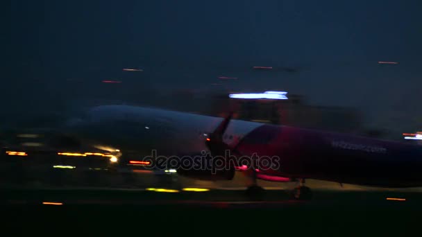 Warschau, Polen - 14. September 2017. wizz air Verkehrsflugzeug startet in der Nacht — Stockvideo