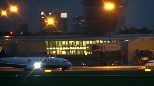 WARSAW, POLONIA - 14 de septiembre de 2017. Ryanair Boeing 737 avión comercial taxiing en el aeropuerto por la noche — Vídeo de stock