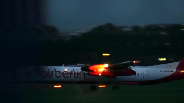 GARANTIA, POLÓNIA - 14 de setembro de 2017. Air Berlin turboélice avião comercial pousando o aeroporto de Chopin à noite — Vídeo de Stock