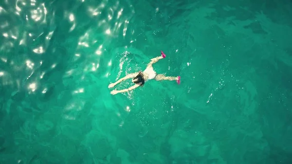 Letecký pohled shora dolů mladé ženy, plavání v moři — Stock fotografie