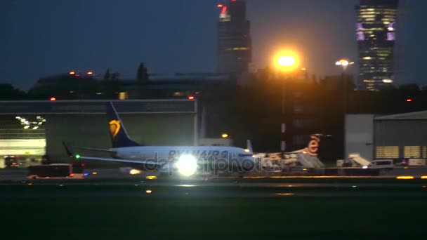 Warszawa, Polen - 14 September 2017. Ryanair Boeing kommersiella flygplan taxning på flygplatsen på natten — Stockvideo