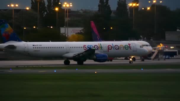 Warszawa - 14 września 2017 r. Small Planet Airlines Airbus A321-211 komercyjnego samolotu kołowania na lotnisku w nocy — Wideo stockowe