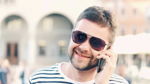 通り、クローズ アップ ショットで彼の携帯電話で話している幸せなハンサムな男 — ストック写真