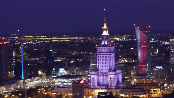 Warsaw, Polen - 26 augustus 2017. Paleis van cultuur en wetenschap tot oprichting van luchtfoto nacht schot — Stockvideo